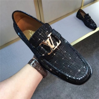 ブランド靴夏季大人気LOUIS VUITTON☆ルイヴィトン男性スニーカー店長お薦め♫♫何よりの魅力はその履き心地の良さ♪