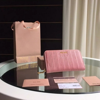 上質な新品MIUMIU☆ミュウミュウ 5M0506女性財布洗練されたデザインと機能性を兼ね備えた財布★♫♪お見逃しなく♪♪