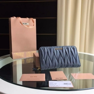 上質な新品MIUMIU☆ミュウミュウ 5M0506女性財布洗練されたデザインと機能性を兼ね備えた財布★♫♪店長お勧め♪♪