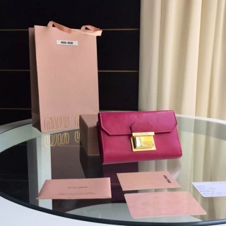 上質な新品MIUMIU☆ミュウミュウ 5M1225女性財布洗練されたデザインと機能性を兼ね備えた財布★♫♪店長お勧め♪♪