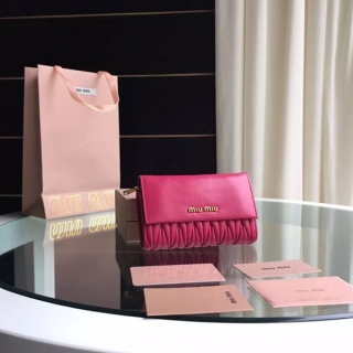 上質な新品MIUMIU☆ミュウミュウ 5M1225女性財布洗練されたデザインと機能性を兼ね備えた財布★♫♪お見逃しなく♪♪