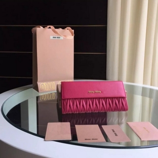 上質な新品MIUMIU☆ミュウミュウ 5M1369女性財布洗練されたデザインと機能性を兼ね備えた財布★♫♪お見逃しなく♪♪