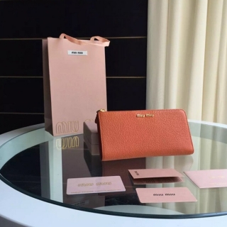 上質な新品MIUMIU☆ミュウミュウ 5M1183女性財布洗練されたデザインと機能性を兼ね備えた財布★♫♪お見逃しなく♪♪