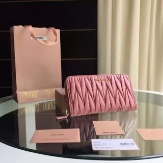 上質な新品MIUMIU☆ミュウミュウ 5M0506女性財布洗練されたデザインと機能性を兼ね備えた財布★♫♪お見逃しなく♪♪