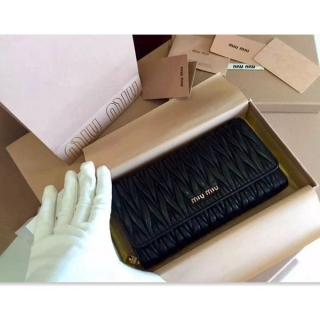 上質な新品MIUMIU☆ミュウミュウ 5M1365女性財布洗練されたデザインと機能性を兼ね備えた財布★♫♪お見逃しなく♪♪