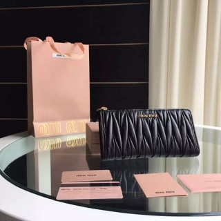上質な新品MIUMIU☆ミュウミュウ 5M1183女性財布洗練されたデザインと機能性を兼ね備えた財布★♫♪お見逃しなく♪♪