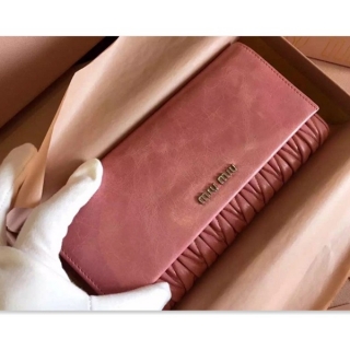 上質な新品MIUMIU☆ミュウミュウ 5M1365女性財布洗練されたデザインと機能性を兼ね備えた財布★♫♪お見逃しなく♪♪