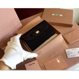 上質な新品MIUMIU☆ミュウミュウ 5M1326女性財布洗練されたデザインと機能性を兼ね備えた財布★♫♪お見逃しなく♪♪