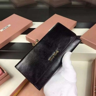 上質な新品MIUMIU☆ミュウミュウ 5M1325女性財布洗練されたデザインと機能性を兼ね備えた財布★♫♪お見逃しなく♪♪