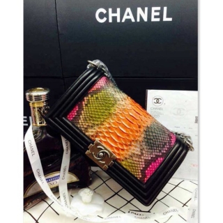 【Chanel★シャネル】女性シアフリカパイソン柄ショルダーバッグ革新的なデザインが登場！おしゃれでシックなファッションバッグ！